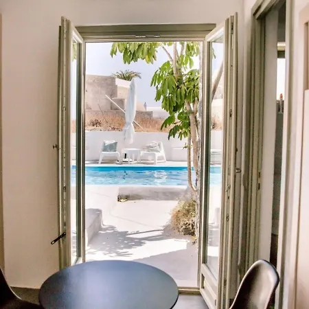 Luxl Fira (Santorini)