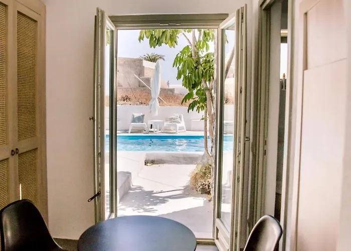 Luxl Fira (Santorini)